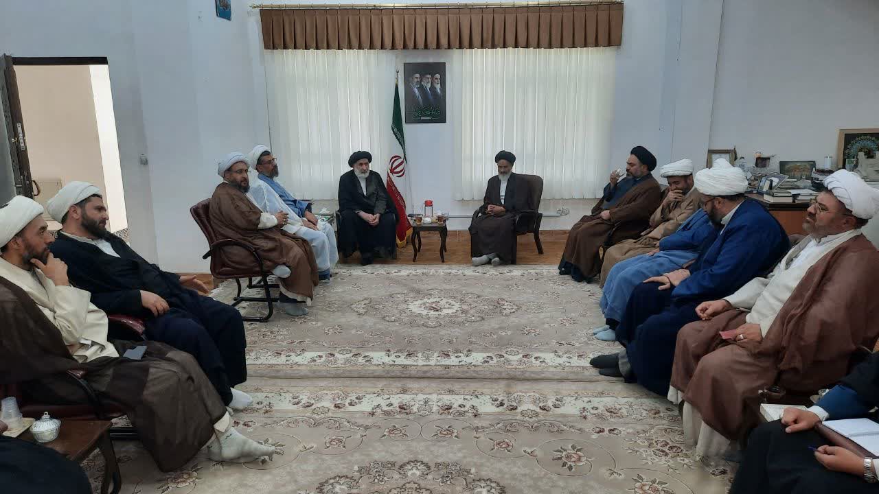 نشست جمعی از روحانیون فعال در اجتماعات شبانه «ملت مبعوث‌شده» با حضور نماینده ولی‌فقیه